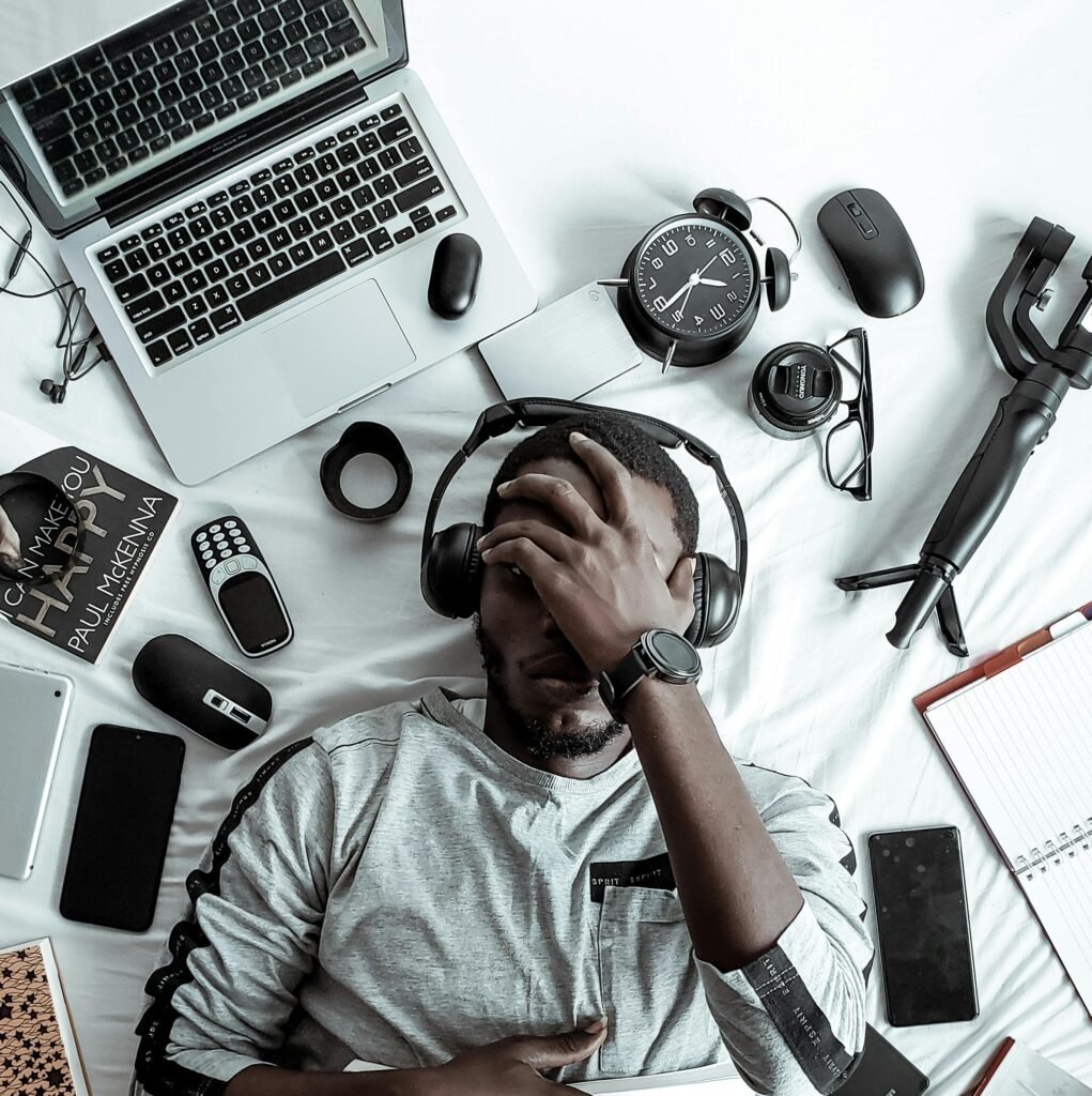 Homem deitado e triste, pois não consegue ter disciplina para fazer suas atividades, por essa motivo a motivação não funciona